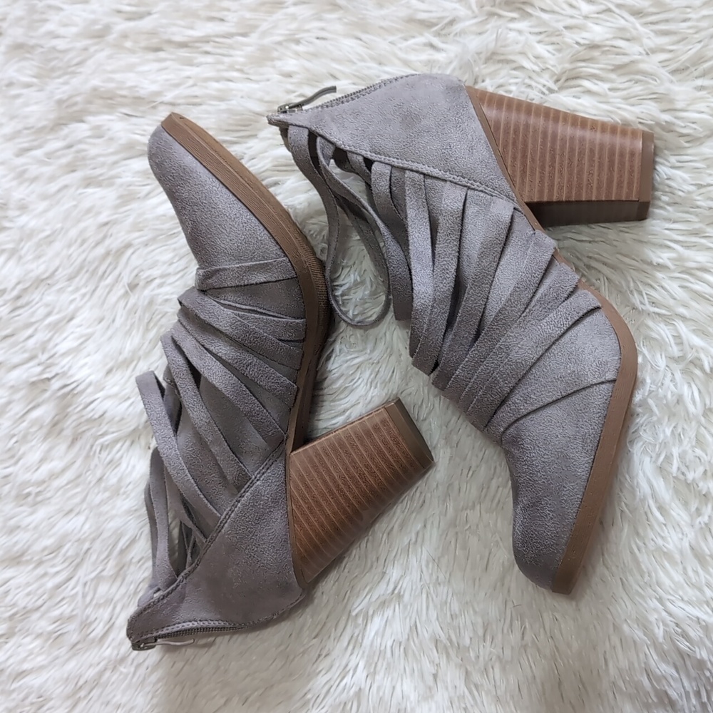 🔴SALE! Journee Collection Grey Faux Suede Selena Strappy Ankle Booties Size 10 - Picture 8 of 14